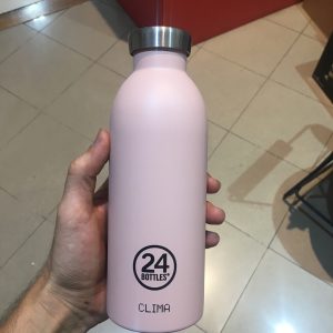بطری CLIMA طرح DUSTY PINK برند 24bottles، سایز 500 میل یک بطری آب عایق است که نوشیدنی های شما را برای ساعت ها سرد و گرم نگه می دارد، سبک وزن و همه کاره برای تمام نیازهای شما. بدون عرق و صرفه جویی در فضا، طراحی شده است تا شما را در هر ماجراجویی دنبال کند.
